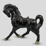 cavallo in ceramica di colore blackbrown di Natural Style.