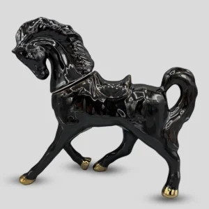 cavallo in ceramica di colore blackbrown di Natural Style.
