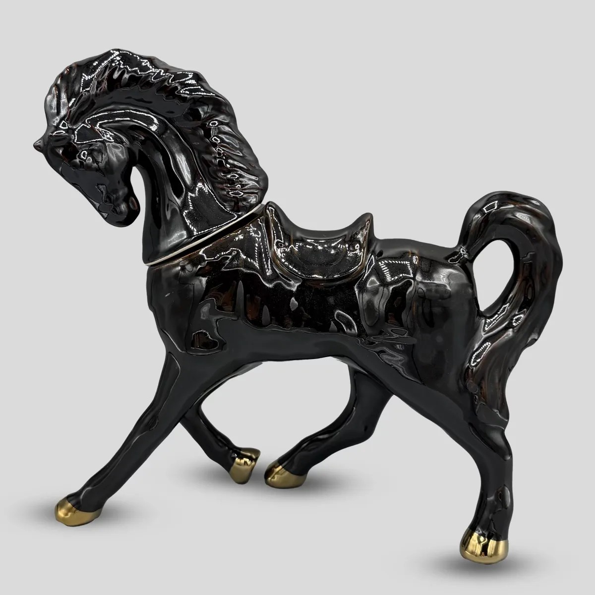 cavallo in ceramica di colore blackbrown di Natural Style.